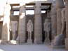 Granitstatuen im offenen Hof von Ramses II