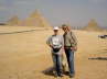 Forsches Team vor den Gizeh - Pyramiden
