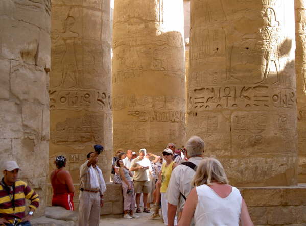 Hieroglyphen in der Sulenhalle