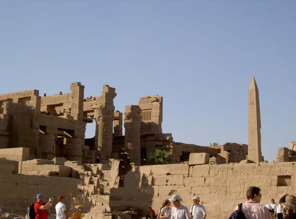 Blick auf groe Sulenhalle und Obelisk