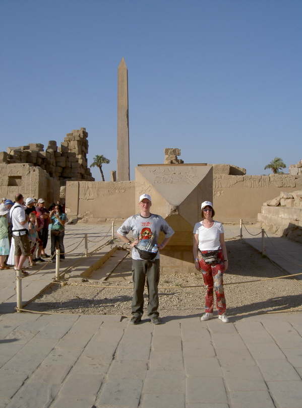  Vor der Spitze des Obelisk der Hatschepsut