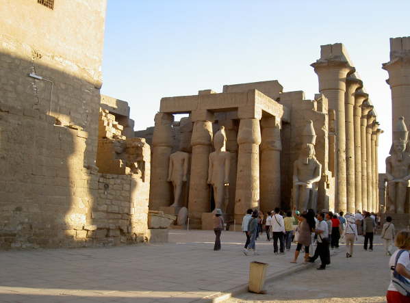 Blick auf die Sulenhalle