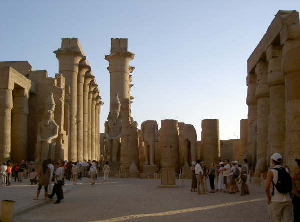 Sulenhalle mit Granitfiguren