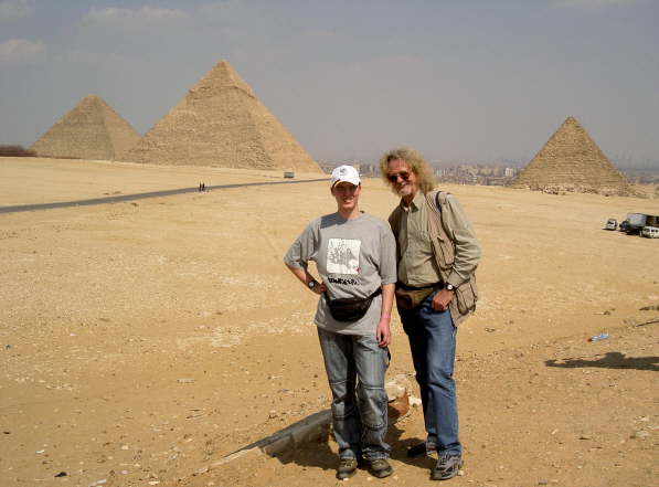 Forsches Team vor den Gizeh - Pyramiden