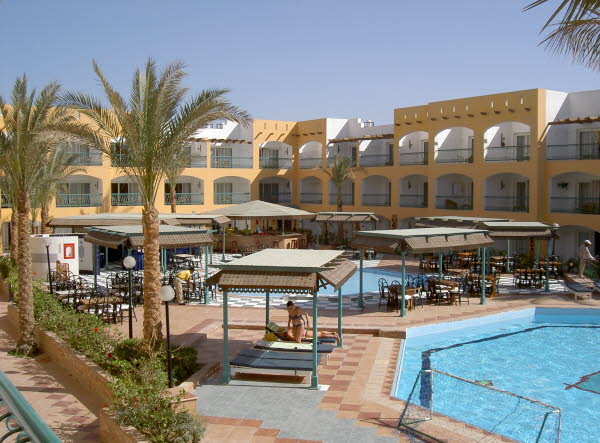 Innenhof -Blick Richtung Pool Bar-