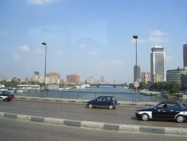 Kreuzfahrt- und Restaurantschiffe am Nil